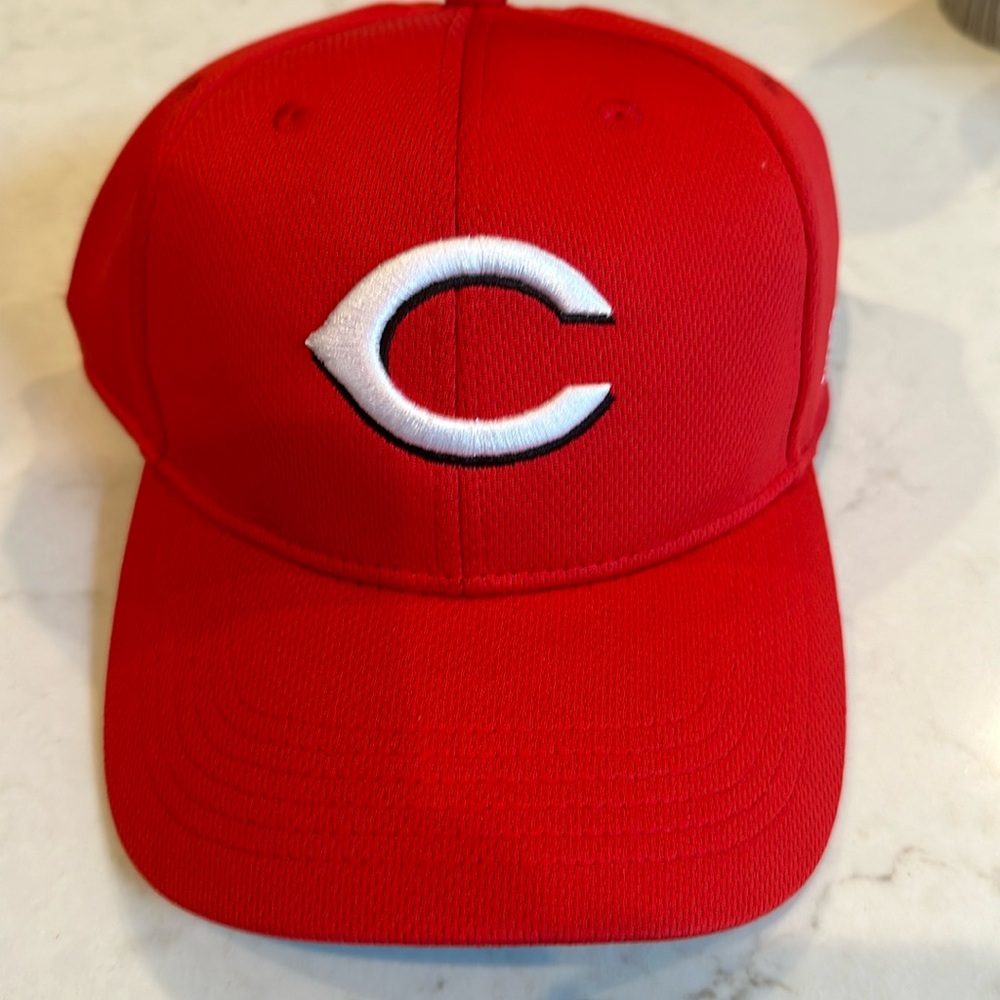 Cincinnati Reds Hat OSFM. NWT.   350 Home Hat.  Team MLB.